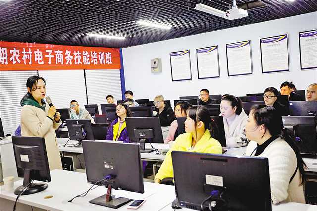 秀山縣電子商務(wù)產(chǎn)業(yè)發(fā)展領(lǐng)導(dǎo)小組辦公室 建起武陵生活館，農(nóng)特產(chǎn)品銷(xiāo)售不再難